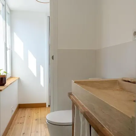 Rénové, Charme Naturel Et Authenticité Au Cœur Du Village